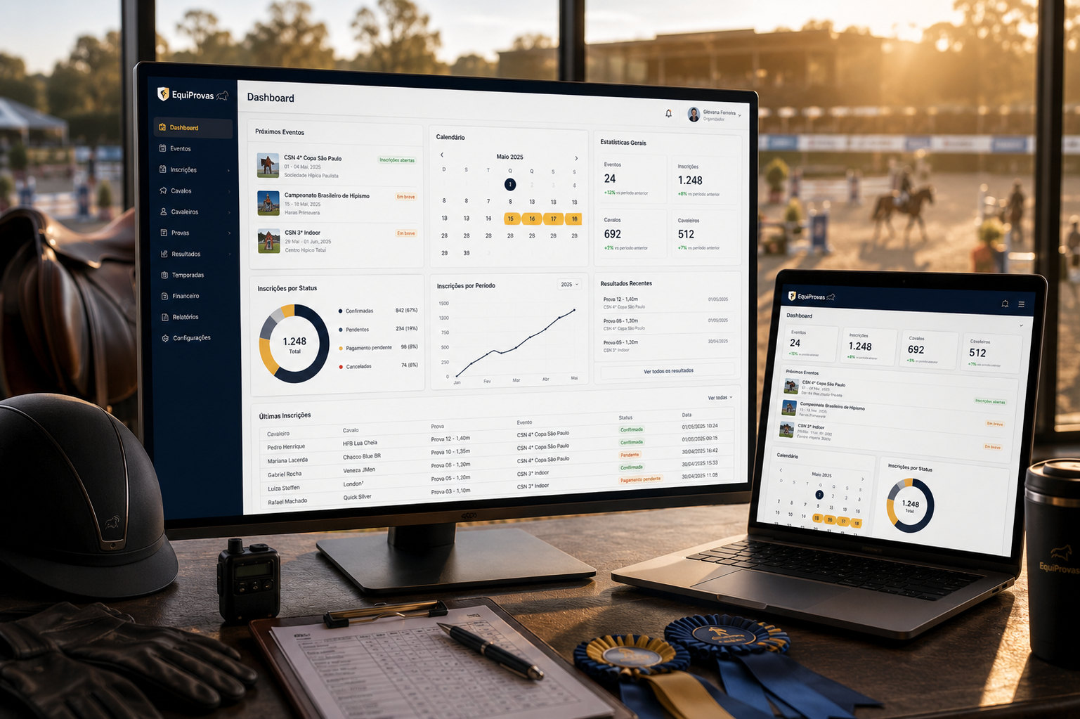 Dashboard da plataforma EquiProvas exibido em monitor e notebook durante uma competição equestre
